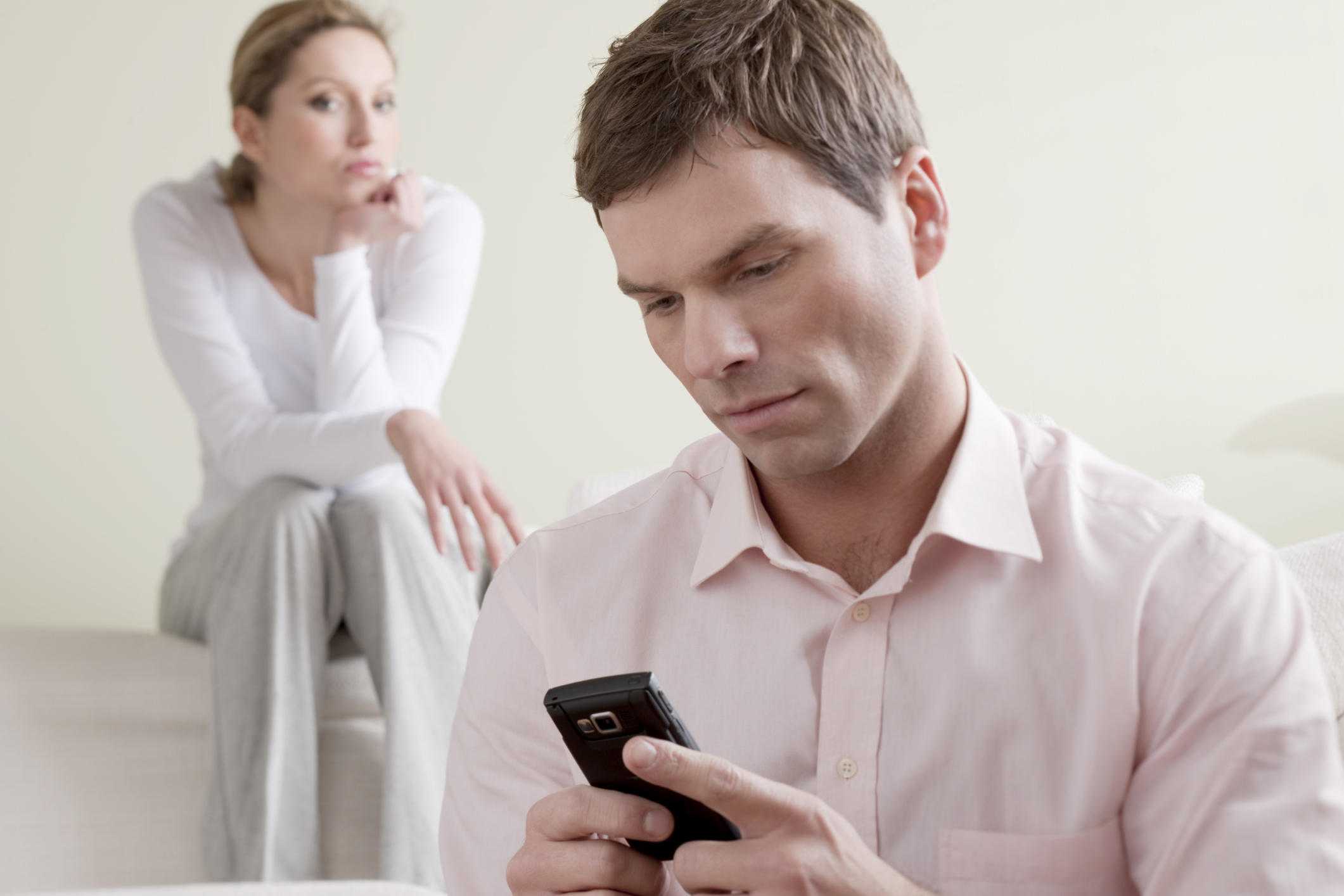 Измена девушки с другом мужа после ссоры по телефону с муженьком