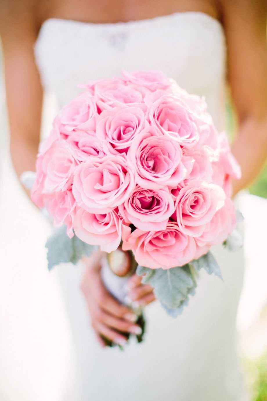 Розовый свадебный букет - советы по выбору и сочетанию с другими цветами с фото