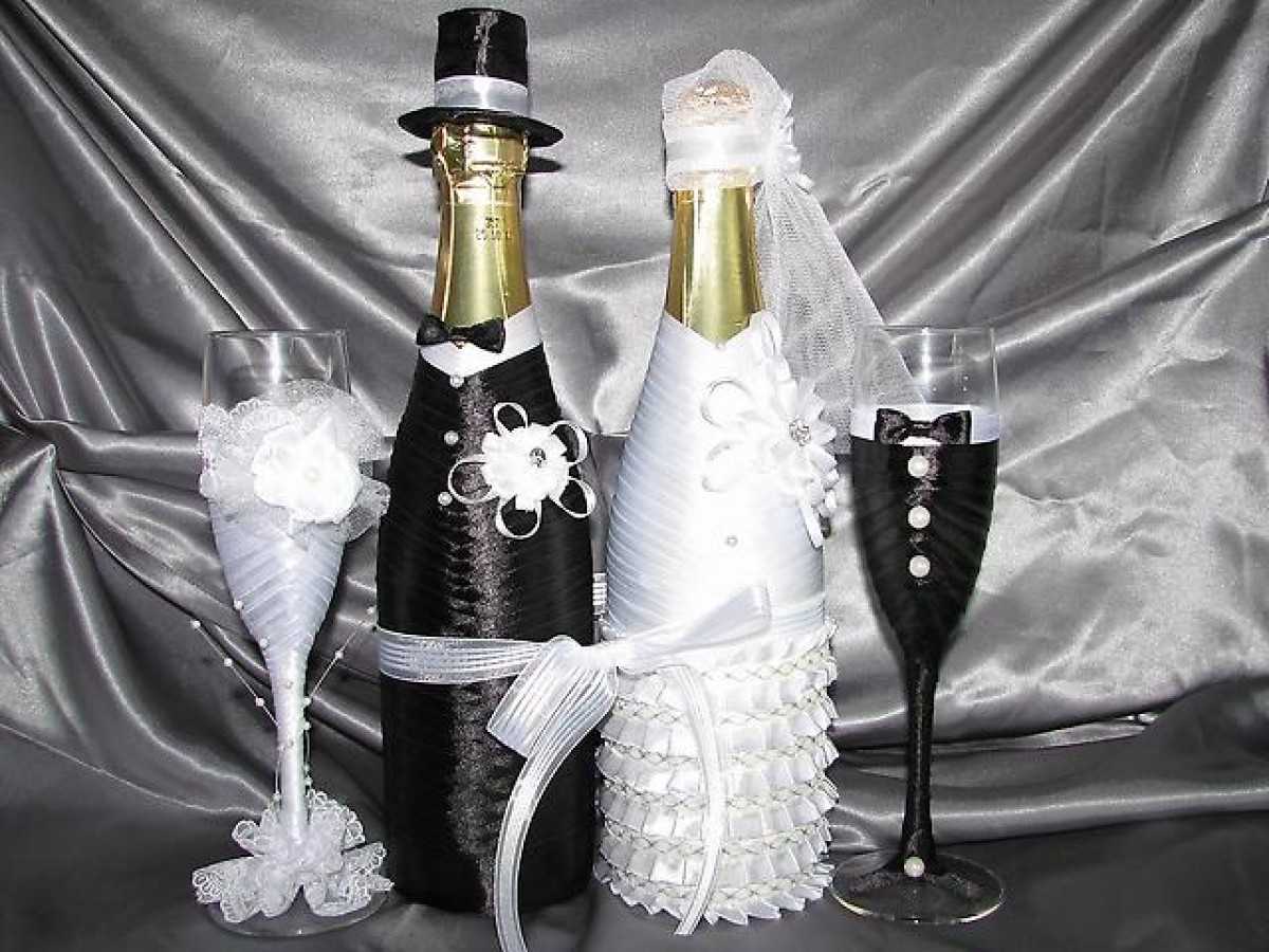 Шампанское на свадьбу своими руками. Украшение свадебных бутылок. Украшение шампанского на свадьбу. Свадебные бутылки шампанского. Украшение бутылок и бокалов на свадьбу.