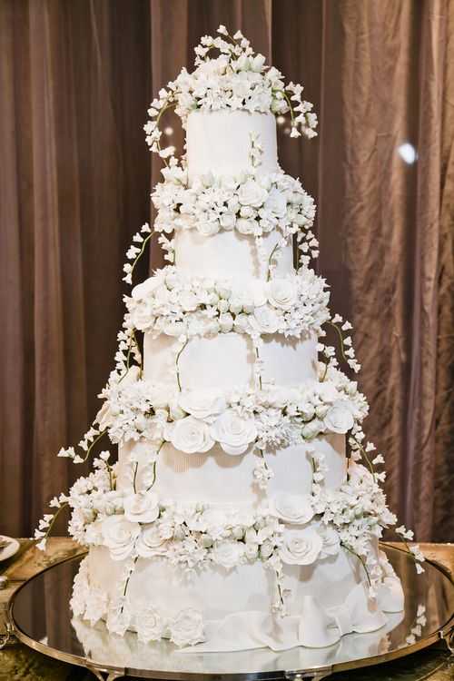 Торт с живыми цветами на свадьбу
