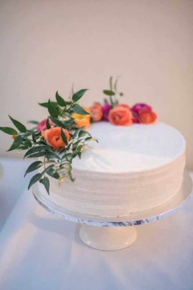 Хотите чтобы ваше торжество стало модным Закажите голый свадебный торт С помощью этой статьи узнайте больше о преимуществах десерта и об идеях оформления живыми цветами свежими ягодами и фруктами в стиле омбре