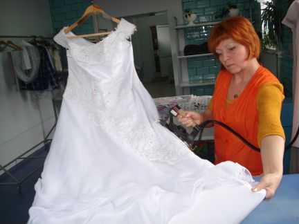 Как постирать свадебное платье, отпаривание в домашних условиях, как правильно хранить после свадьбы, можно ли стирать дома (почему химчистка лучше)