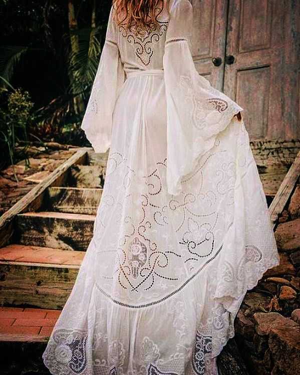 Если вы мечтаете о нежной элегантной и в то же время роскошной свадьбе в стиле бохо эти примеры свадебных платьев бохо шик помогут вам определиться с выбором идеального для вас наряда