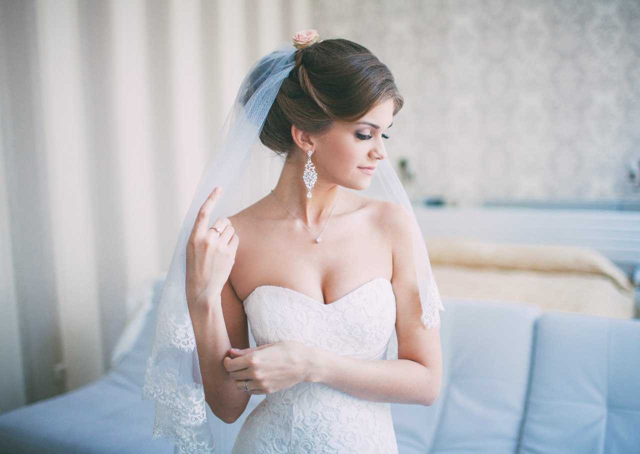 Свадебные прически с диадемой и фатой (54 фото): высокие укладки с цветами на свадьбу для невесты и другие варианты поэтапно