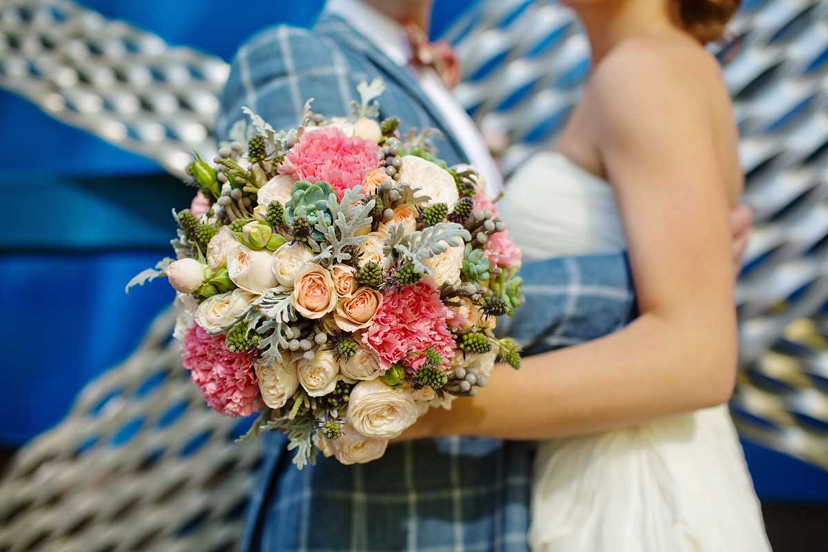Что делать со свадебным букетом после свадьбы - обычаи и приметы