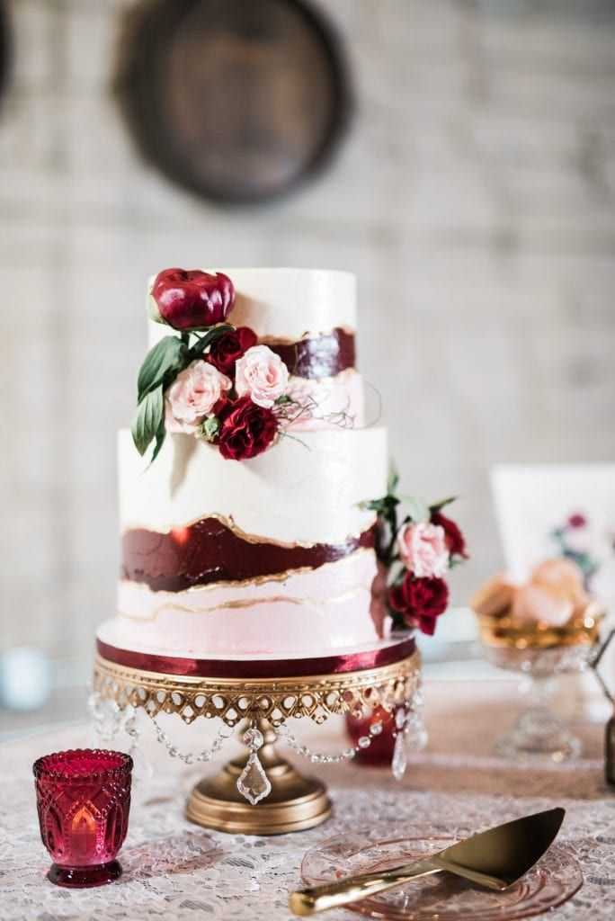 Цветные свадебные торты: фото и советы