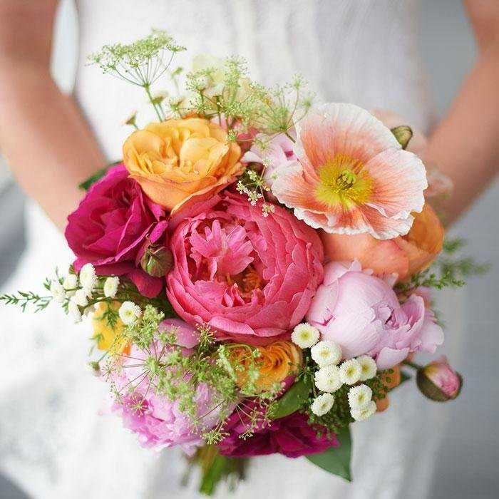 Букет невесты - неотъемлемый свадебный атрибут который представляет собой символ красоты любви и женственности Мы расскажем из каких цветов составляется праздничная цветочная