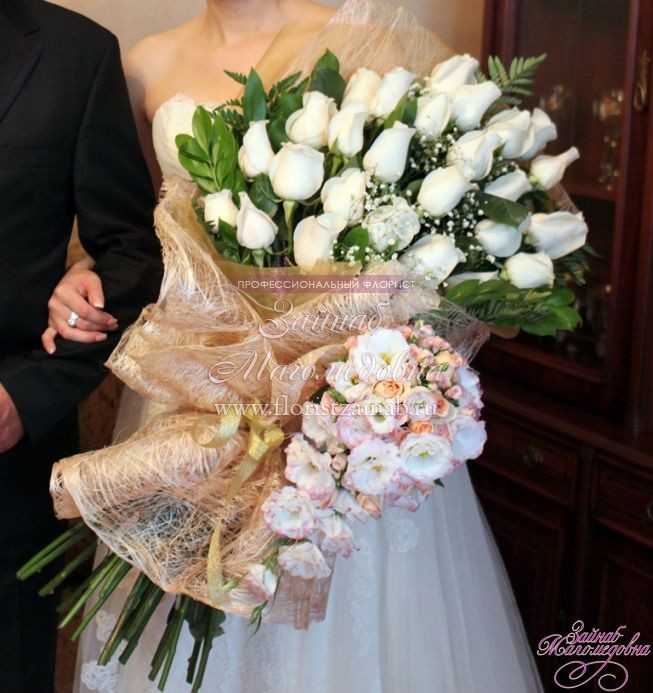 Как выбрать букет на свадьбу в подарок молодоженам Нужно знать предпочтения жениха и невесты тематику торжества проявить желание выделиться из толп