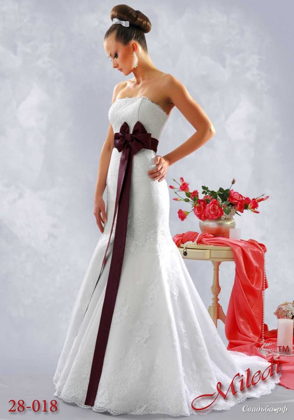 Платье с красным поясом. Красное свадебное платье. Свадебное платье белое с красным. Свадебное платье с бордовым поясом. Свадебное платье с красным поясом.