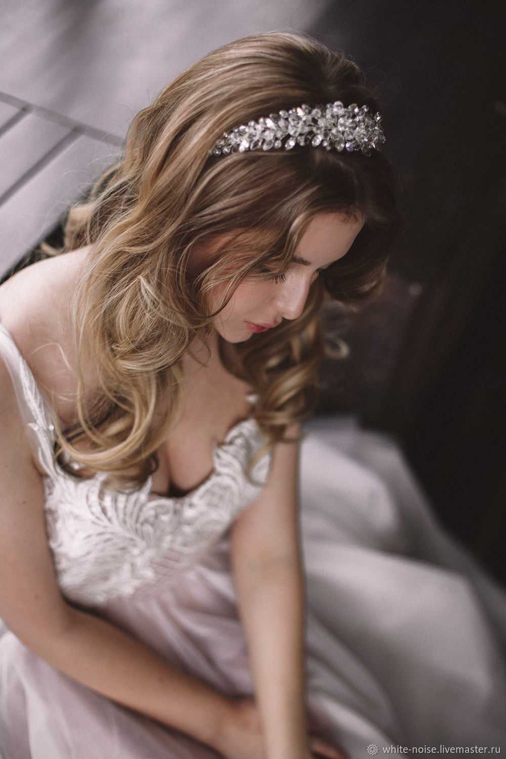 Свадебные украшения на голову невесты: виды аксессуаров, фото и советы по выбору