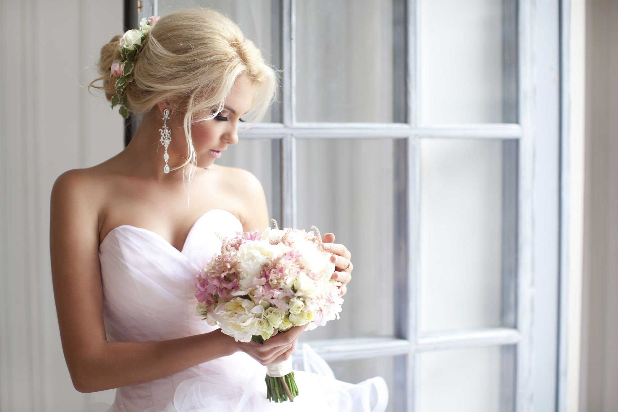 Как выбрать прическу на свадьбу Варианты свадебных причесок на длинные волосы Прически для невесты на среднюю длину волос с фатой и диадемой Фото причесок для невесты с фатой