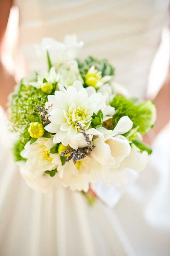 Бело-зеленый свадебный букет [2019] – фото? невесты с цветами