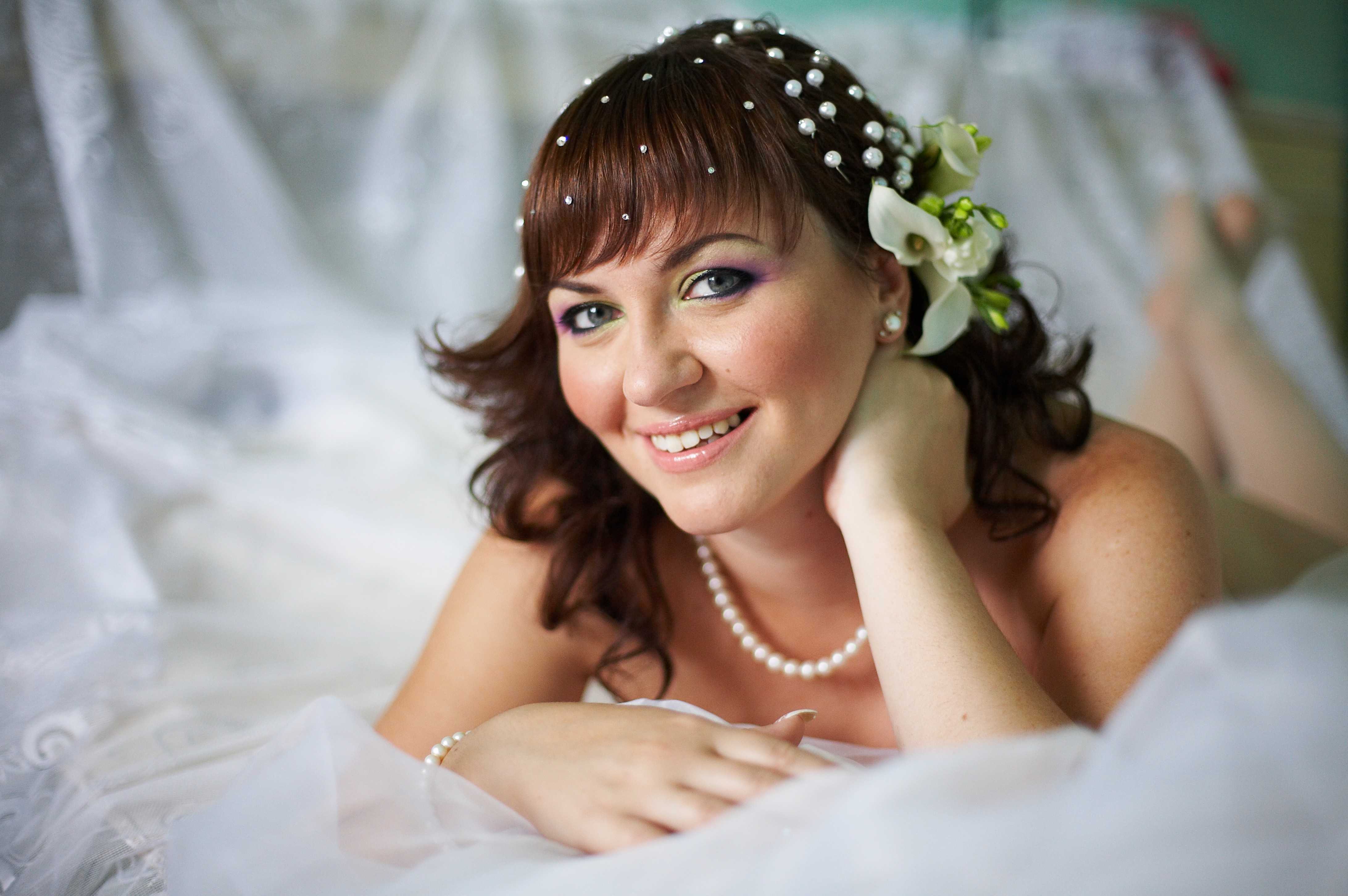 Свадебная прическа, прическа невесты, украшения для прически невесты с перьями, прически для свадьбы, прическа с цветами - the-wedding.ru