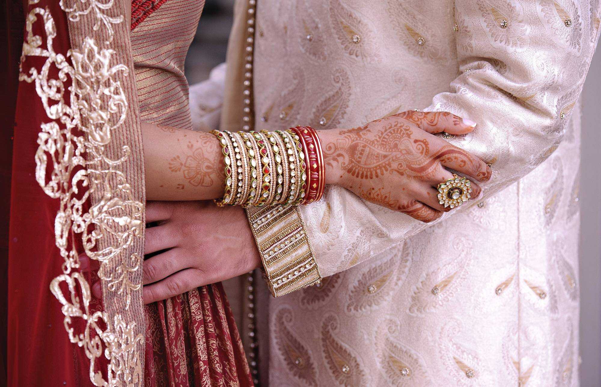 Традиции и обычаи народов востока. Восточные традиции. Свадьба в Индии. Невеста на руках. Индийская свадьба жених.
