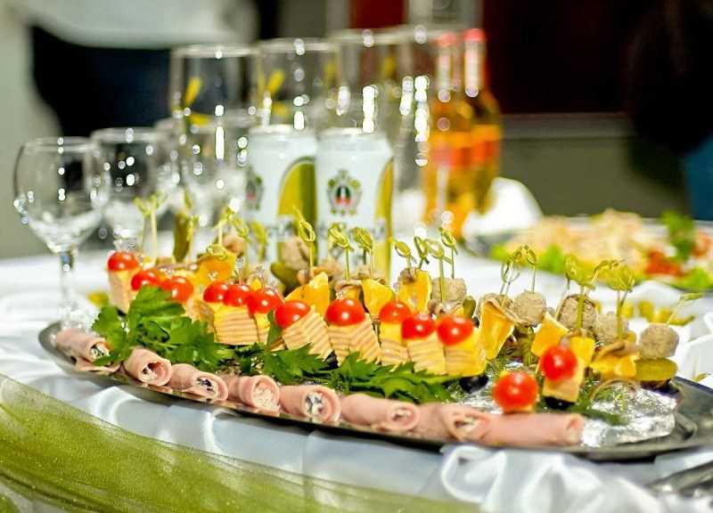 Если вы решили что будет свадьба на природе меню для такого торжества должно быть тщательно спланировано Правильный выбор блюд и напитков будет вознагражден овациями гостей а память о свадьбе останется надолго