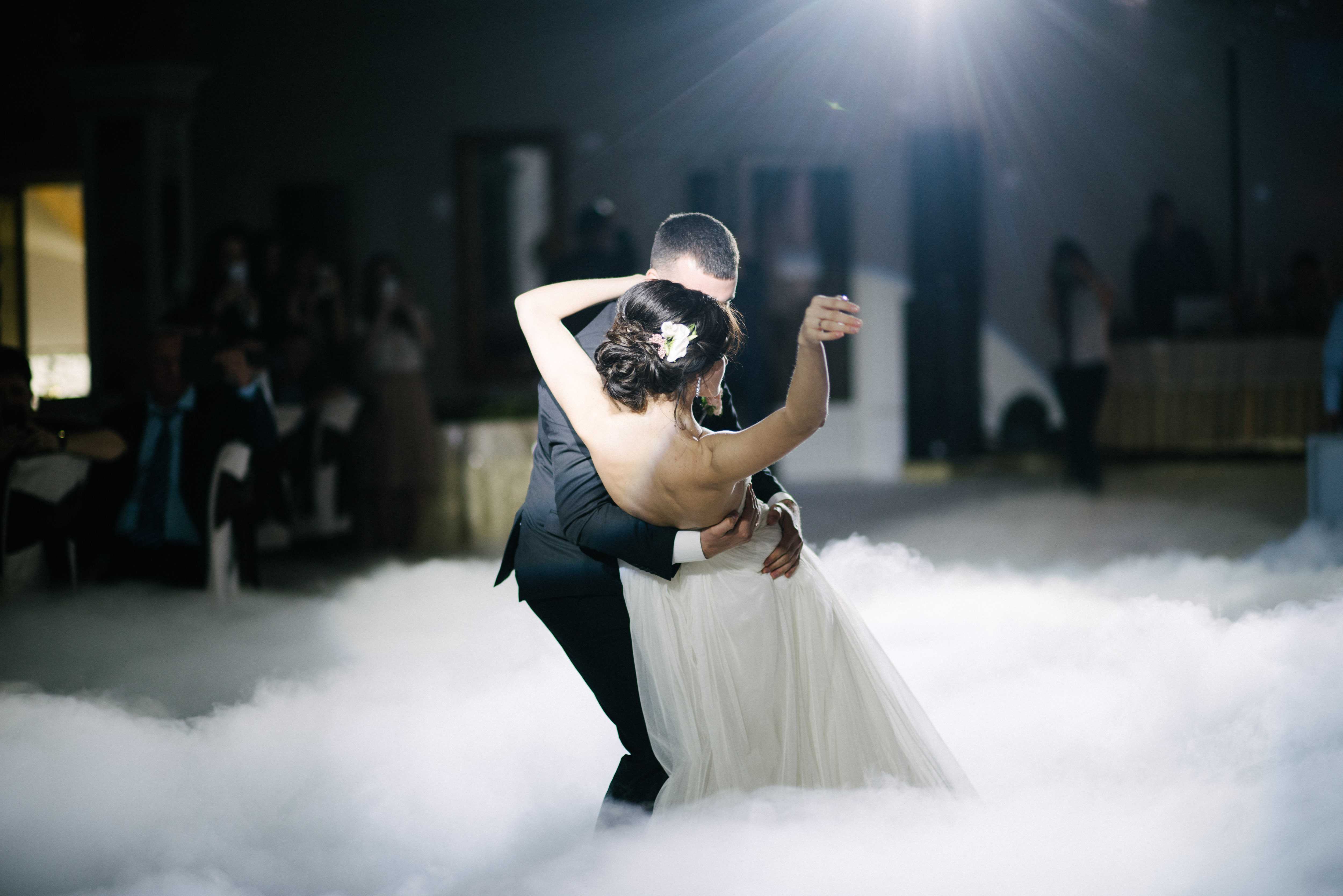 Песни под танцы на свадьбу. Дым машина на свадьбе. Тяжелый дым. Тяжелый дым на свадьбу. Свадебный танец.