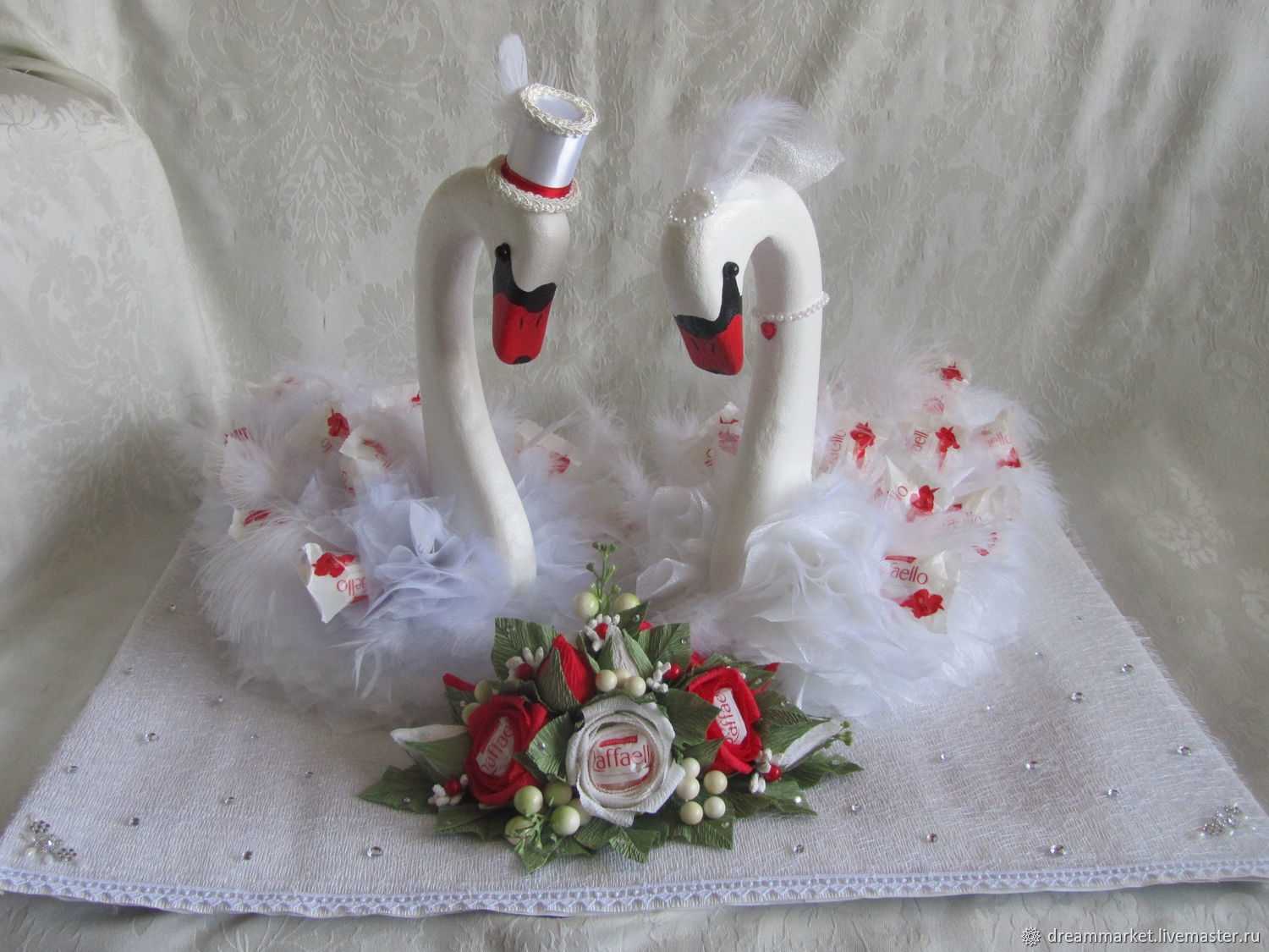 Подарок верности. Подарок для молодоженов. Торт «лебеди». Фигурки лебедей на свадьбу. Свадебный торт с лебедями.