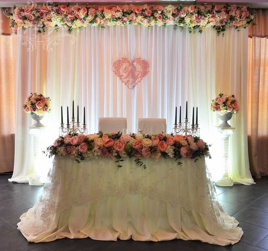 Украшение свадебного стола жениха и невесты (62 фото): декор стола на свадьбу молодоженов своими руками