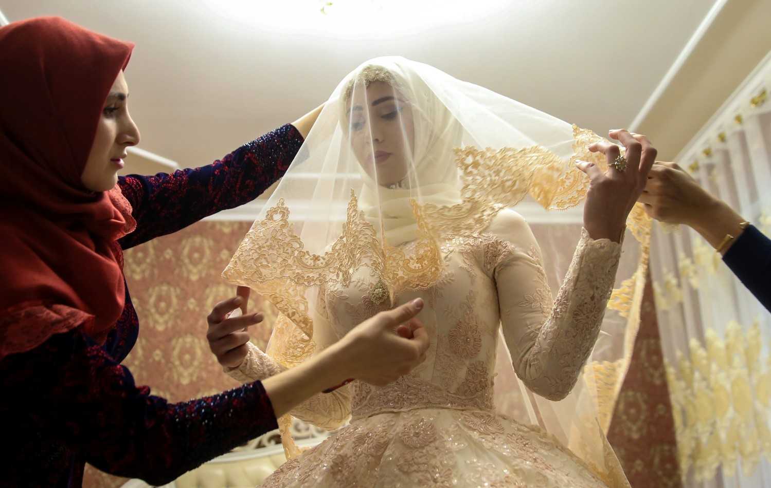 Как проходит чеченская свадьба Древние традиции практически не изменились но есть в них и признаки современности украшающие торжество Выбор невесты празднование выкупа подбор платья клятва молодоженов песни и танцы