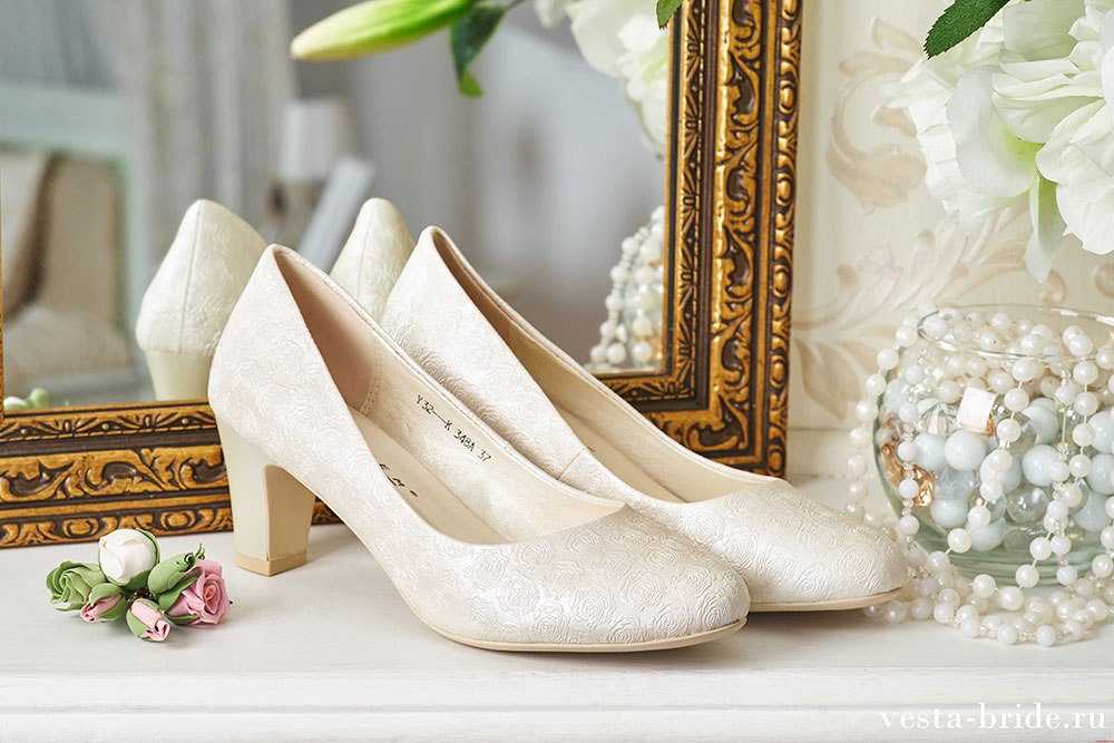 Свадебные сапожки для невесты на высоком и низком каблуке, популярные модели с фото
