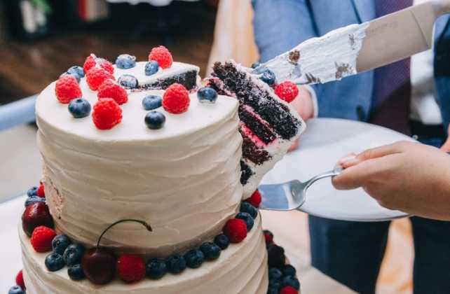 Может ли день бракосочетания обойтись без десерта Всем известно что нет Интересное предложение от кондитеров – свадебный торт с инициалами и именами молодоженов Какими они бывают - подробнее узнайте в статье