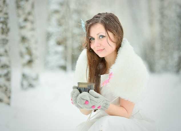 Выбирайте из множества вариантов где фотографироваться на свадьбу зимой: заснеженный лес горный склон загородная усадьба Создайте зимнюю сказку своими руками запечатлев на фото незабываемые моменты