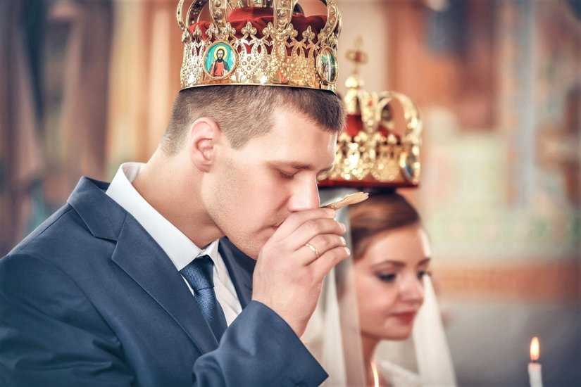 Вы знаете что одеть на венчание гостям Поскольку таинство проводится в церкви к одежде молодоженов и приглашенных предъявляются особые требования