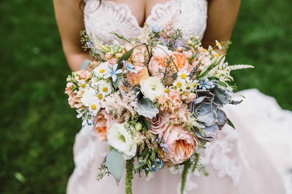 5 видов цветов, которые лучше не дарить на свадьбу