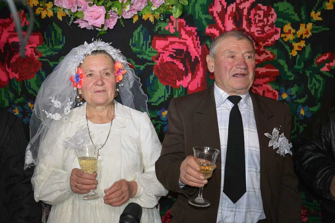 Россияне могут получить выплату в 70 000 рублей за длительные отношения в браке
