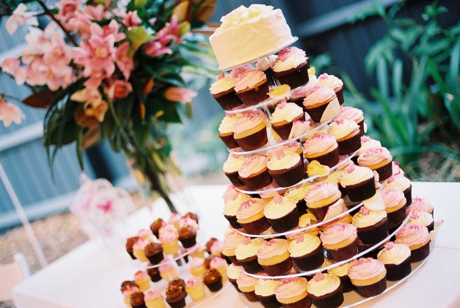 Свадебный торт из пирожных? в тренде [2019] – с фото вариантов & описаниями