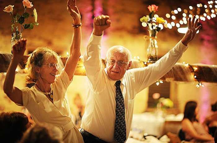 Порадуйте юбиляров которым повезло отметить 70 лет совместной жизни Узнайте как празднуется благодатная свадьба и сделайте этот день особенным