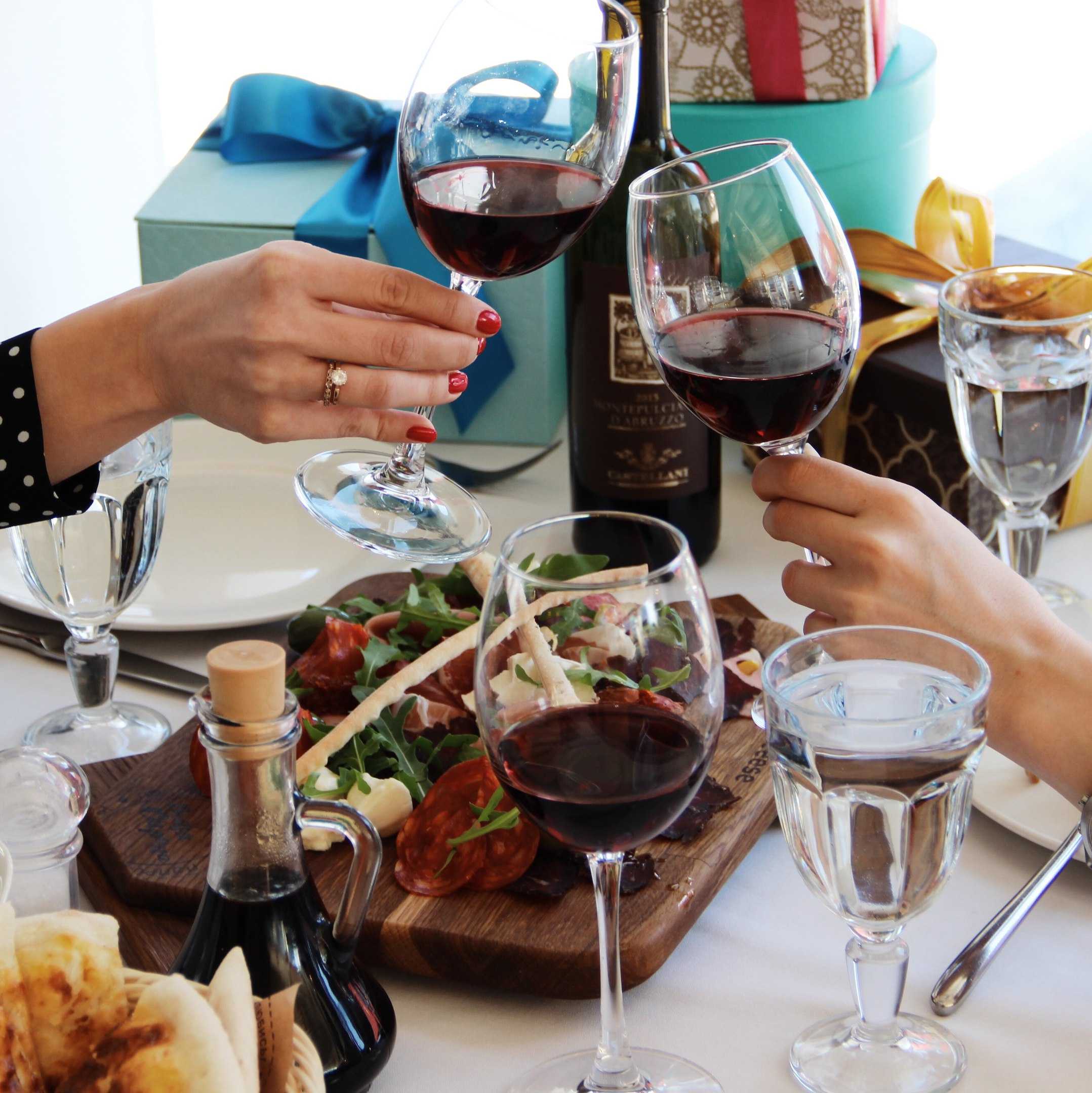 Вино на свадьбу, разбираемся в тонкостях сочетания вин и праздничных блюд