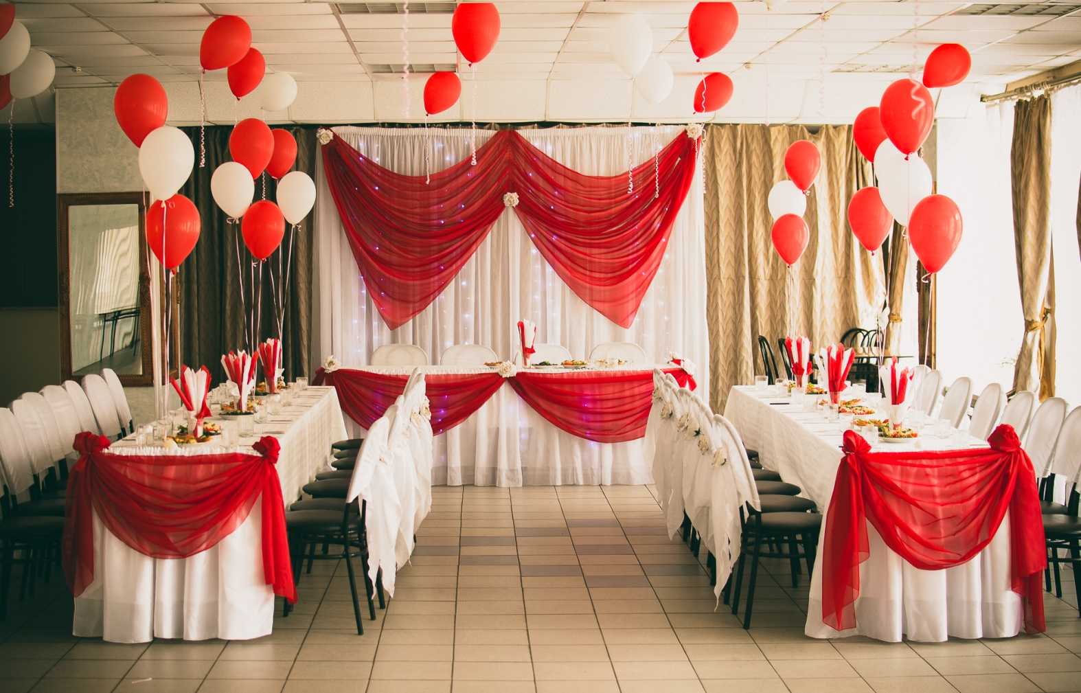Свадьба в красном цвете: оформление зала, жених и невеста (фото)