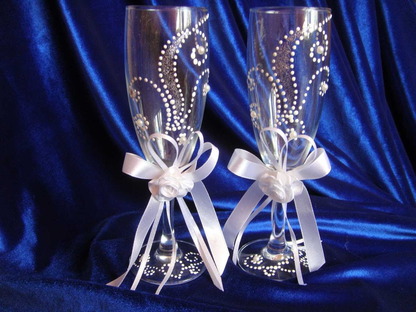 Как красиво и оригинально украсить свадебные бокалы своими руками Какие материалы использовать для оформления свадебных фужеров Простые и доступные идеи для декора бокалов