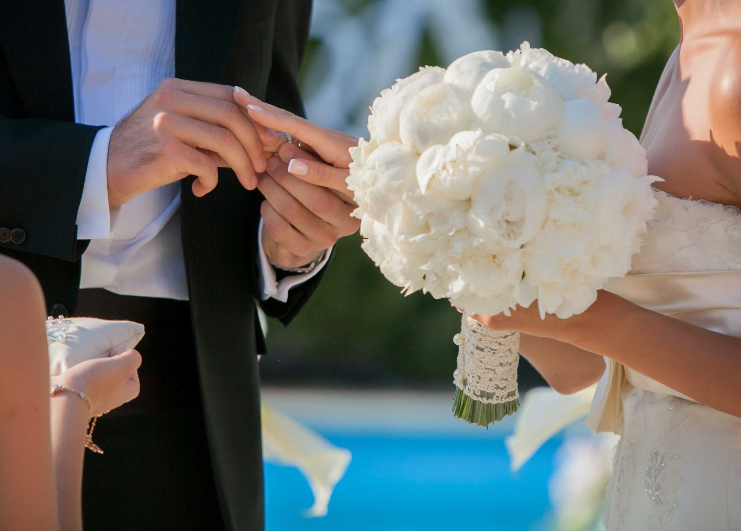 Зимний свадебный букет невесты: выбор цветов, декор, фото