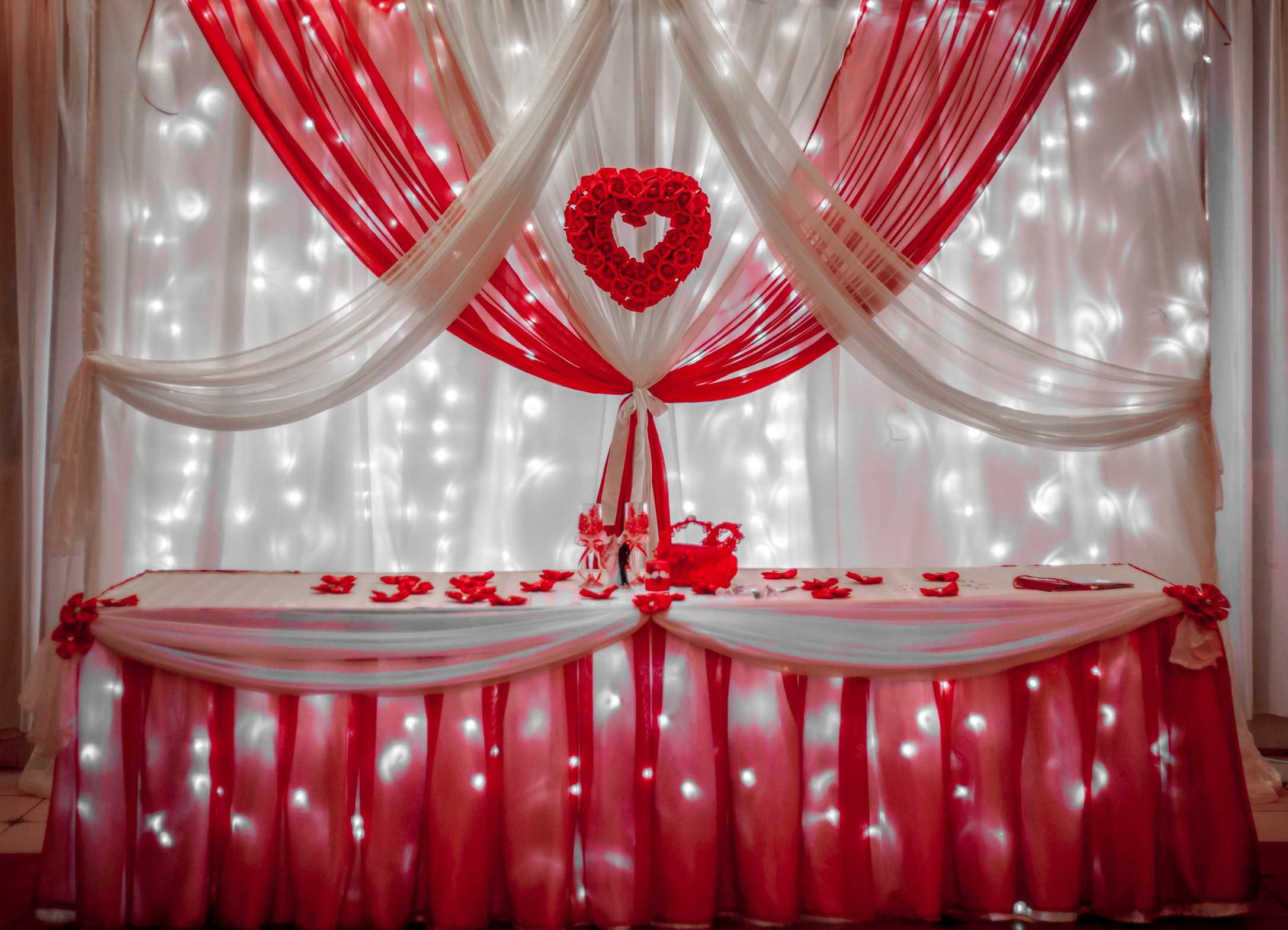 Бело-красная свадьба: украшение зала платье невесты и образ жениха примеры оформления с фото