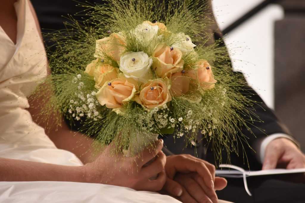 Какие цветы дарят на свадьбу гости. какие цветы принято дарить на свадьбу, и что они символизируют в букете для молодоженов