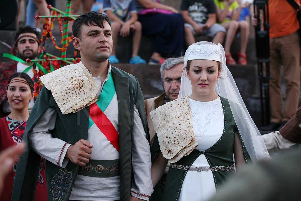 Какими бывают армянские свадьбы Особенности свадебных традиций Армении: обручение кройка платья танец невесты древние обычаи и ритуалы Подробное видео и тематические тосты на торжество с восточным колоритом