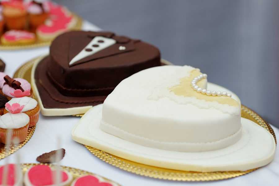 Альтернатива свадебному торту в виде капкейков, пирожных и шоколадного фонтана с фото