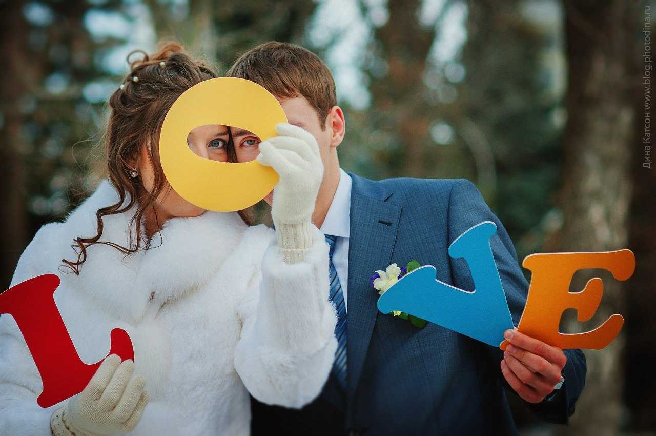 Реквизит для свадебной фотосессии – антураж для радостных запоминающихся моментов торжества Какие вещи используют фотографы во время съемки молодоженов и гостей на свадьбе чтобы получились оригинальные и яркие снимки
