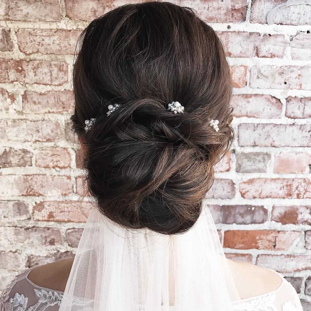 Свадебная прическа с диадемой, цветами и фатой. как оформить волосы в день празднования свадьбы?