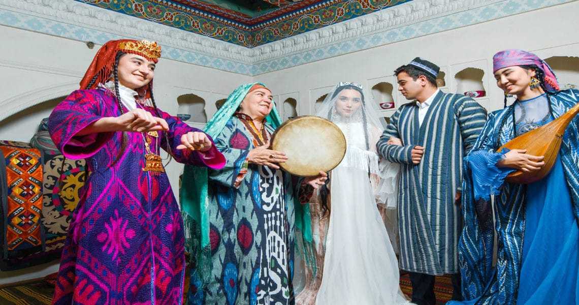 Таджикски салом. Узбекистан свадьба традиции. Традиции невесты Узбекистана. Сватовство в Узбекистане. Традиция келин салом узбекская.