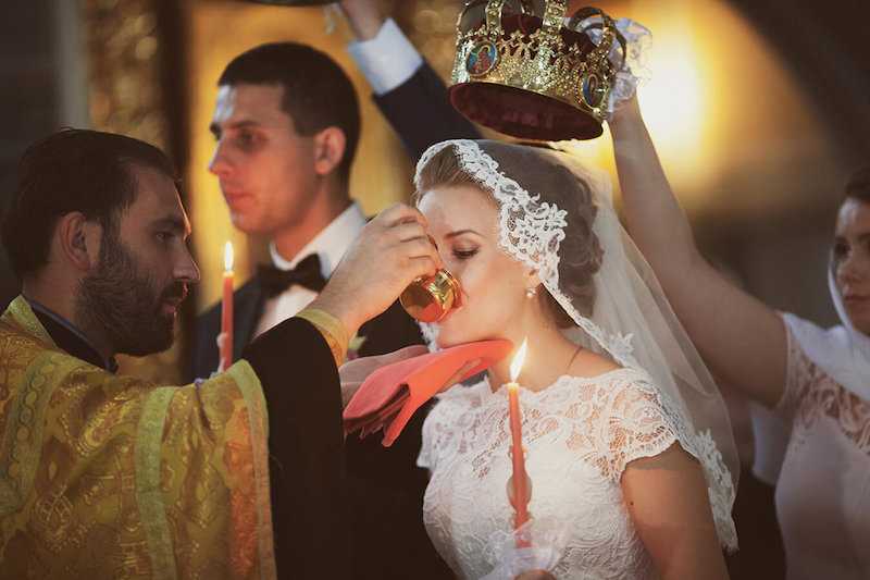 Что нужно делать свидетелям и чего не стоит делать гостям во время венчания?