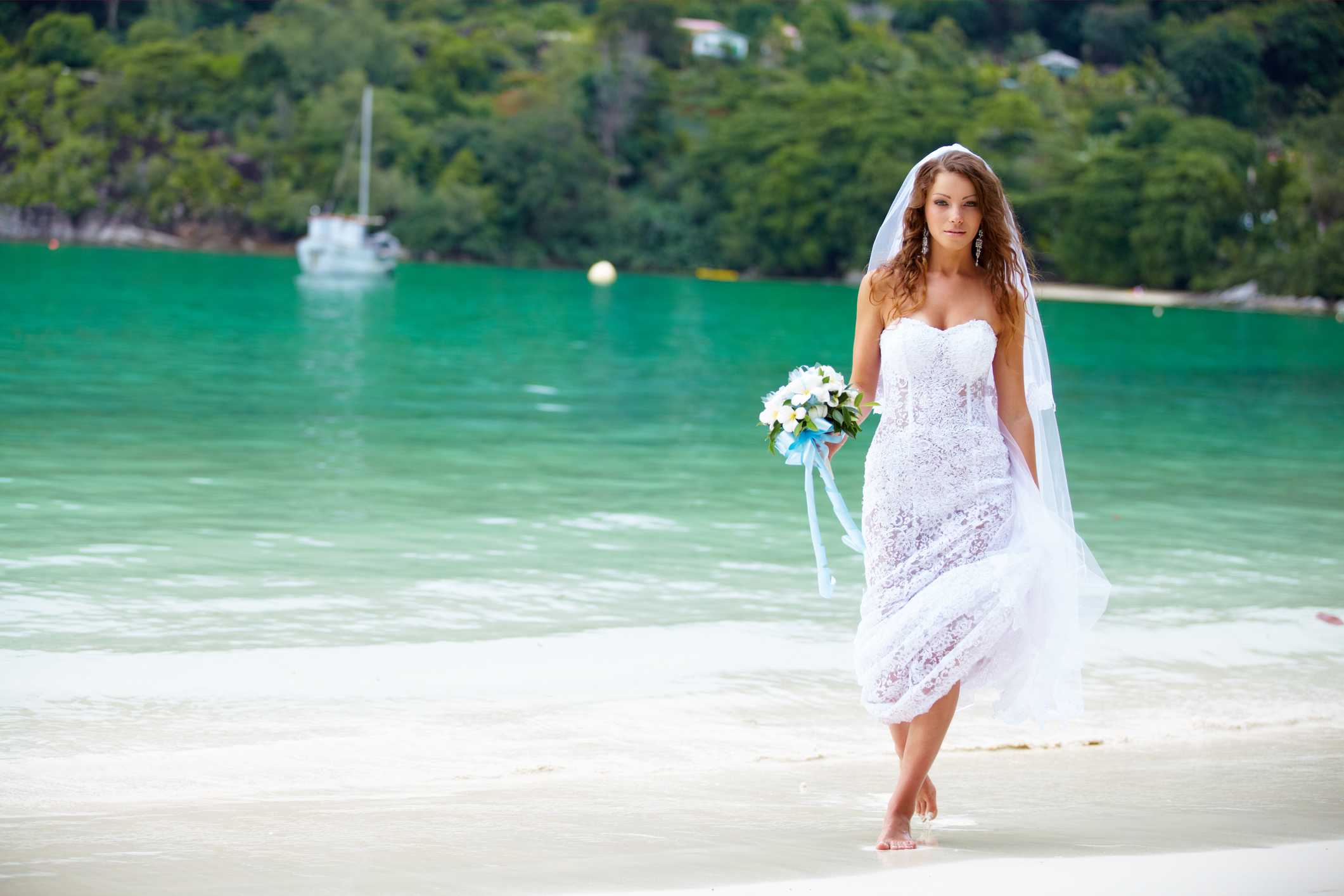 Свадебное платье для пляжной церемонии: выбираем незабываемый пляжный образ