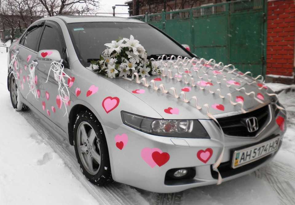 Как украсить машину на свадьбу Оформление свадебного автомобиля - неотъемлемая часть подготовки к праздничной церемонии Выбирайте один из предложенных в статье вариантов или сочетайте сразу несколько - и ваш кортеж станет заметным