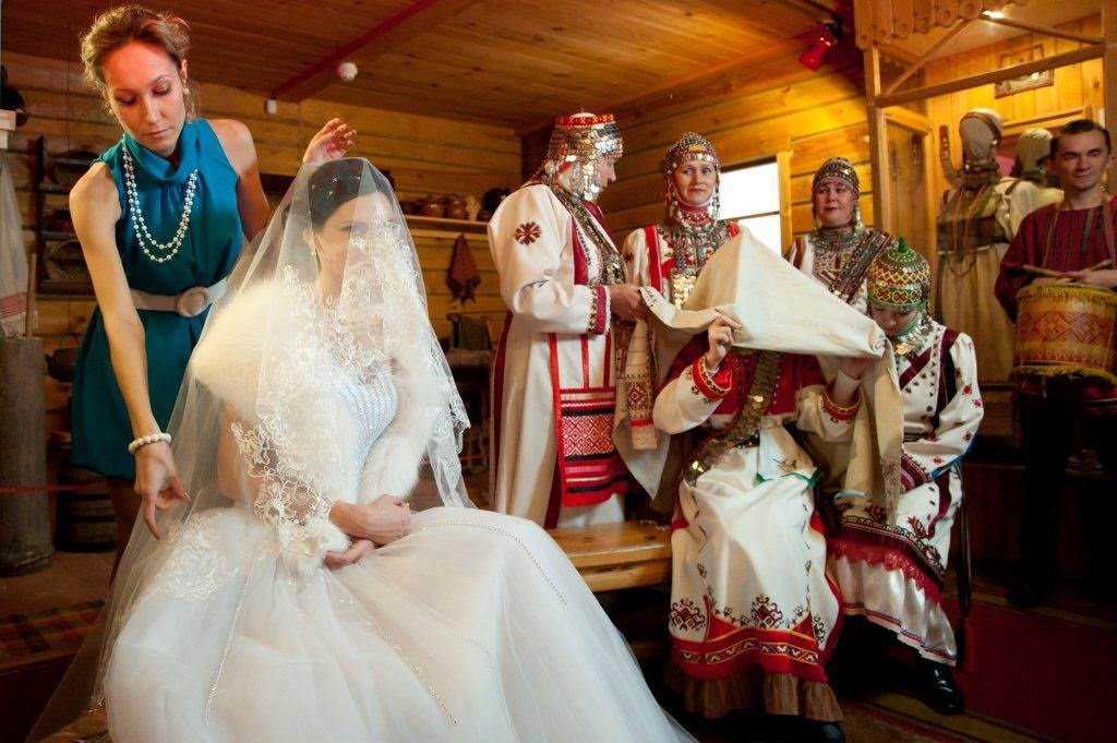 Мама выбирает невесту. Русские Свадебные традиции. Традиционный свадебный обряд. Традиционная русская свадьба. Современная свадьба.