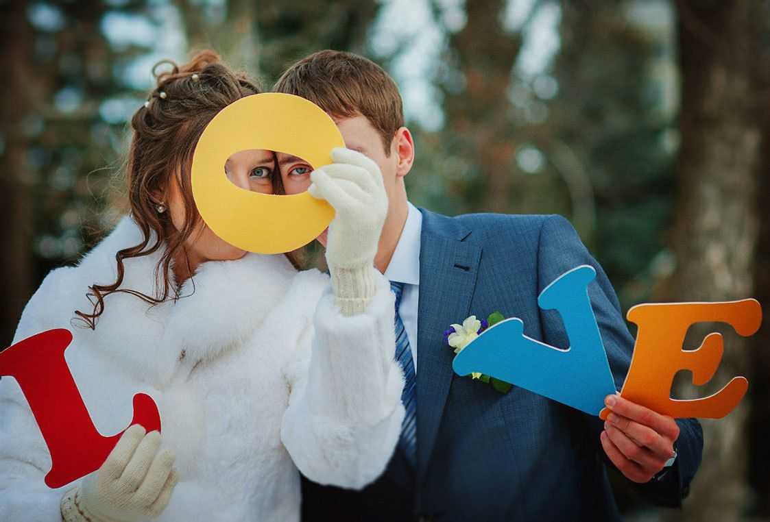 Аксессуары для свадебных фотосессий (64 фото): лучшие атрибуты и реквизиты на свадьбу своими руками, качели, карточки и прочие декорации