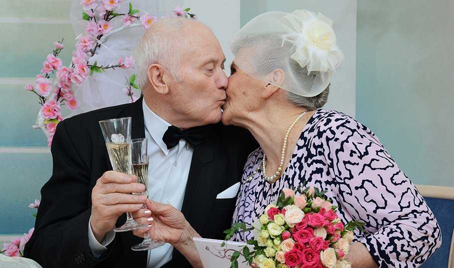 Какие годовщины свадеб от 40 до 100 лет как называются, подарки супругам