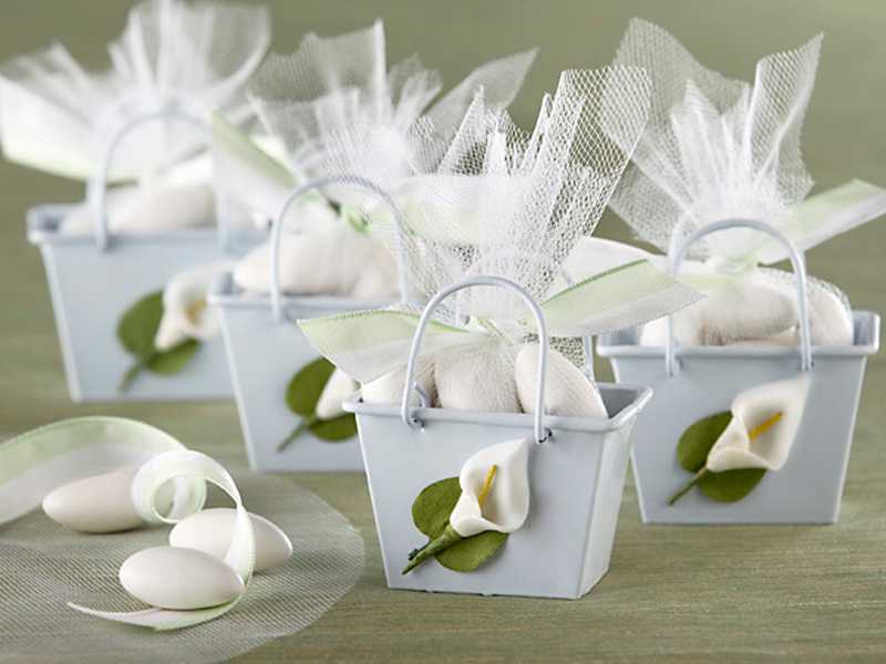 Памятные недорогие подарки на свадьбу гостям: идеи на любой кошелек