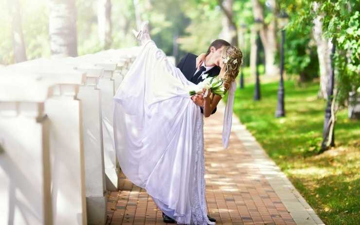Интересные идеи для свадебной фотосессии осенью: позы, места, реквизит